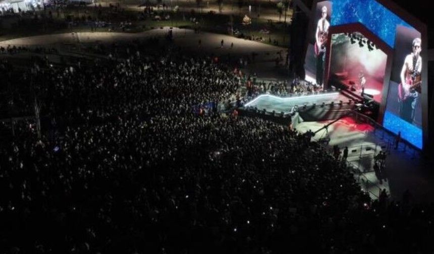 Geleneksel Sincan Yaz Festivali'nde Mavi Gri konser verdi