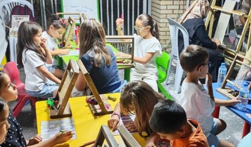 Minikler ilmek ilmek halı dokudu