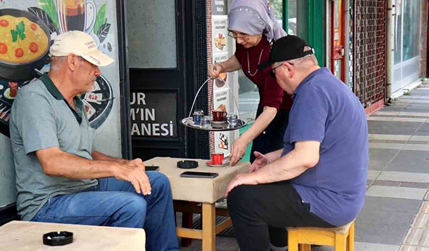Önyargıları çay bardağında eritti: 5 çocuk annesi kıraathane işleterek aile geçindiriyor