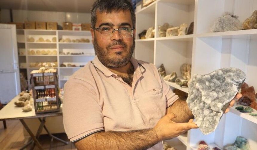 Ayağının takıldığı taş hayatını değiştirdi, 10 yılda 79 ili gezerek 15 bin taş topladı