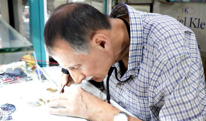 2 metrekarelik dükkânda 56 yıldır saat tamir ediyor