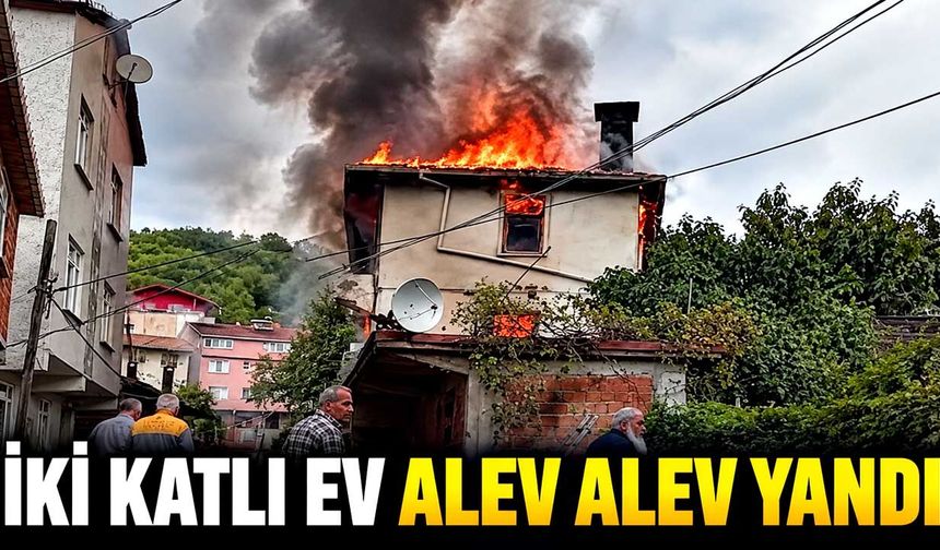 Kastamonu'da iki katlı ev alev alev yandı