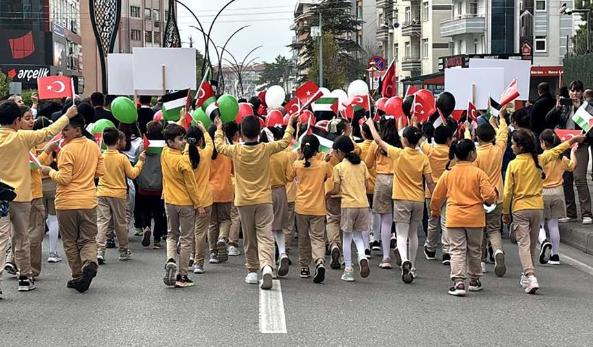 Bolu'da binlerce öğrenci Gazzeli çocuklar için yürüdü: Gökyüzüne umut uçurdular