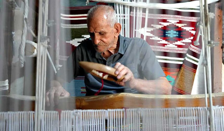 3 metrekarelik dükkandan dünyaya kilim gönderiyor