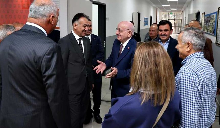 Eski TBMM Başkanı Kahraman okuduğu liseyi ziyaret etti