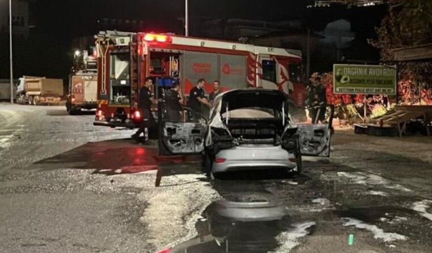 Alanya'da seyir halindeki otomobil alevlere teslim oldu