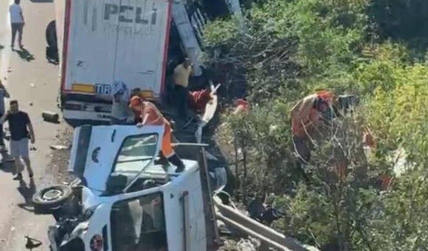 Anadolu Otoyolu'nda bakım aracına çekici çarptı: 3 yaralı
