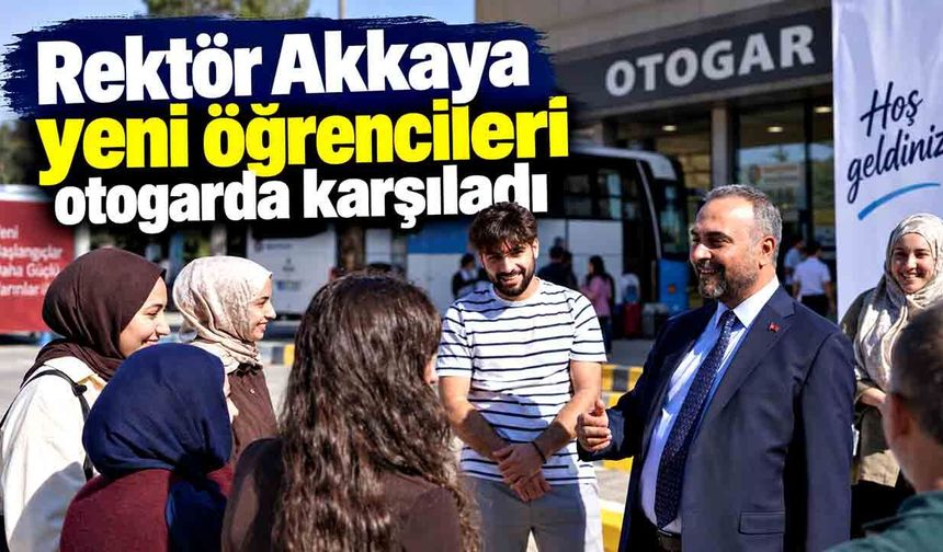 Rektör Akkaya yeni öğrencileri otogarda karşıladı