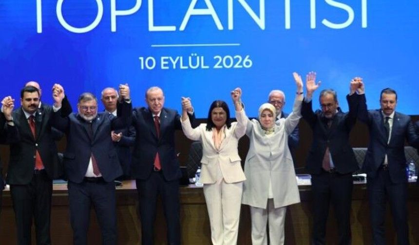 Foça Belediye Başkanı Saniye Bora Fıçı AK Parti’ye katıldı