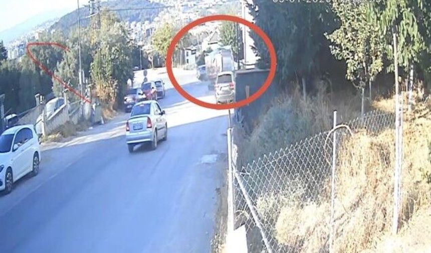 Hafriyat kamyonu iki aracı biçip bahçeye uçtu: 1 yaralı