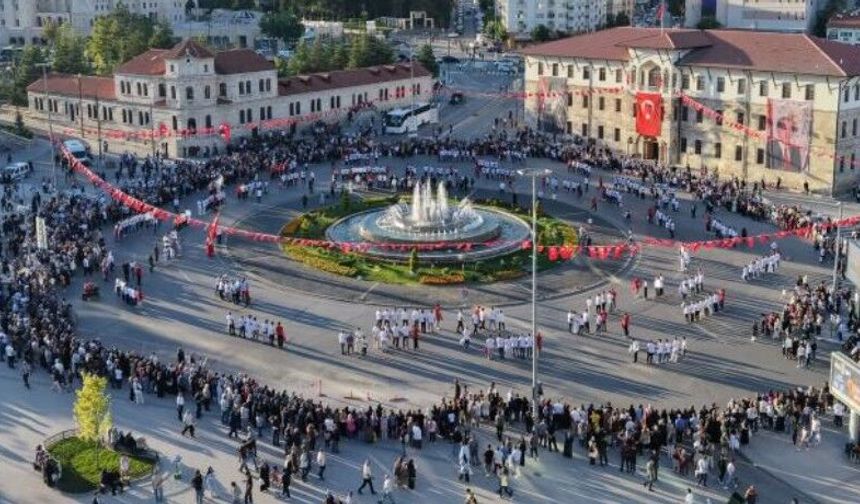 Müziği duyan meydana akın etti, bin 58 kişi halayda buluştu