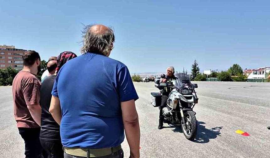 Motosiklet sürücülerine hayati eğitim: Panik freni ve kaçış manevraları uygulandı
