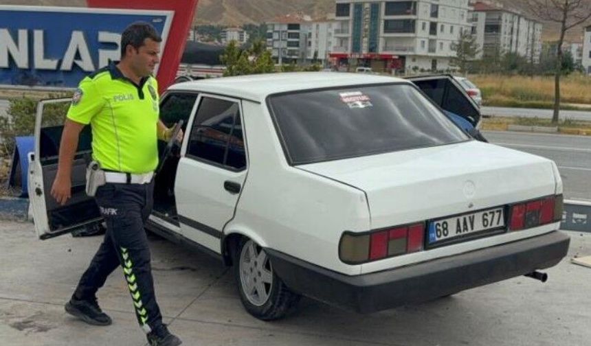 Otomobilin refüje çıkıp direği devirdiği kaza kamerada