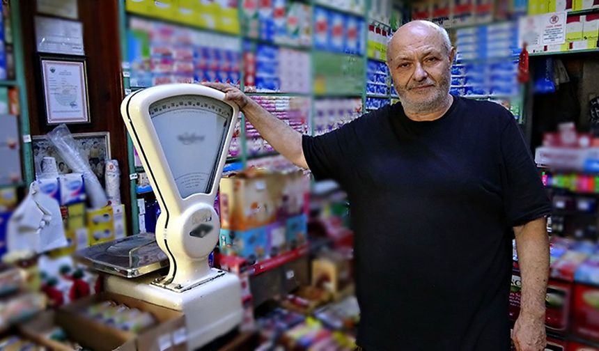 65 yıllık mekanik cihazlarla bakkalcılığı sürdürüyor