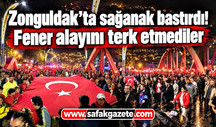 Fener Alayında Cumhuriyet Coşkusu! Yağmur Altında Marşlar Söylendi