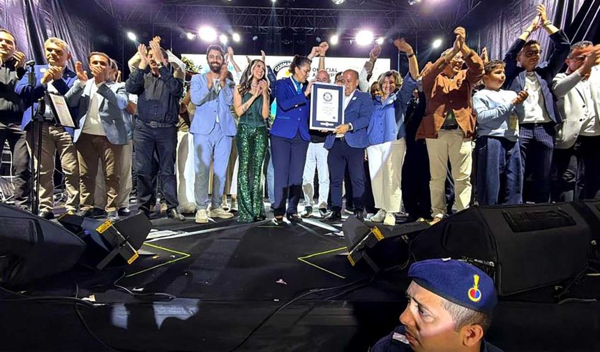 Edremit’te dünya rekoru: 16 bin 2 kişi aynı anda zeytinyağı tattı