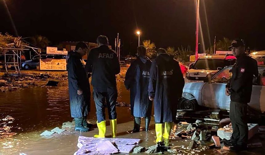 Antalya’da sağanak alarmı: Mahsur kalan 22 kişi kurtarıldı