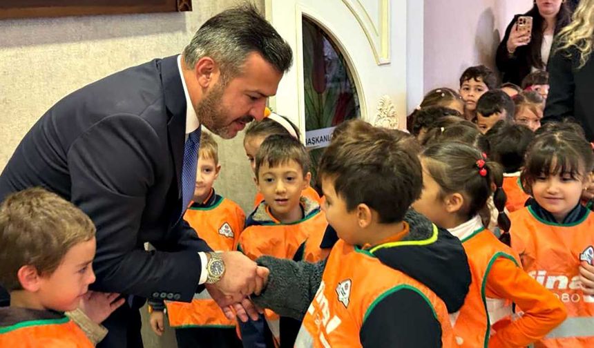 Karabük'te miniklerden Başkan Çetinkaya'ya ziyaret! Sorularıyla şaşırttılar