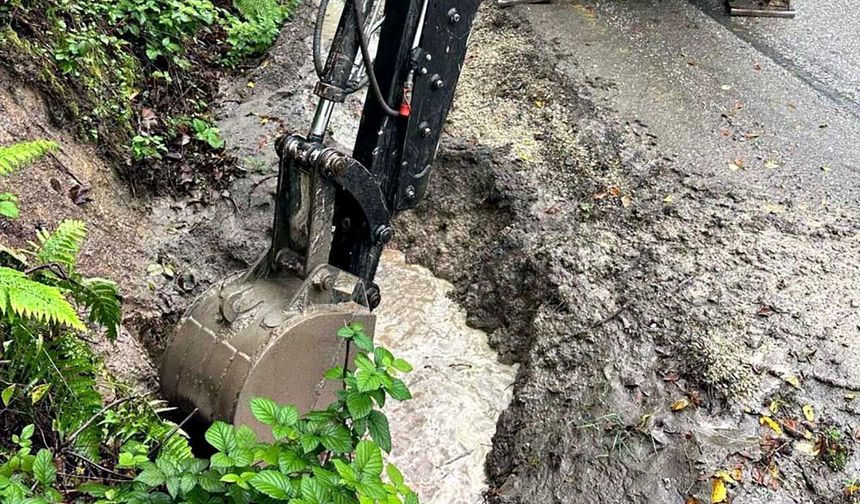 Kaynaşlı'da yağış sonrası menfezler temizlendi