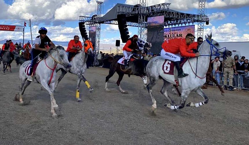 Bingöl’de atlar kıyasıya yarıştı: 40 binici piste çıktı