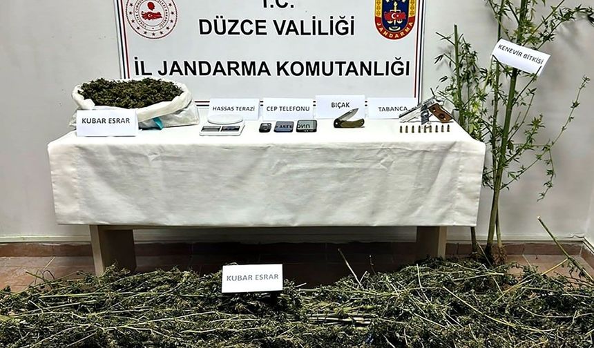 Jandarmadan eş zamanlı operasyon! 7 kilo 100 gram esrar ele geçirildi