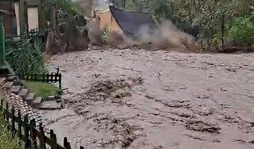 Sel suları dere kenarındaki evi böyle yıktı
