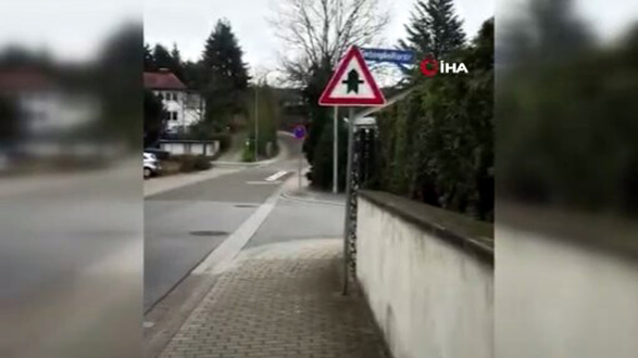 Almanya'da bir Türk özel mülk olarak görünen 100 metrelik sokağı satın aldı.mp4_snapshot_00.03.813
