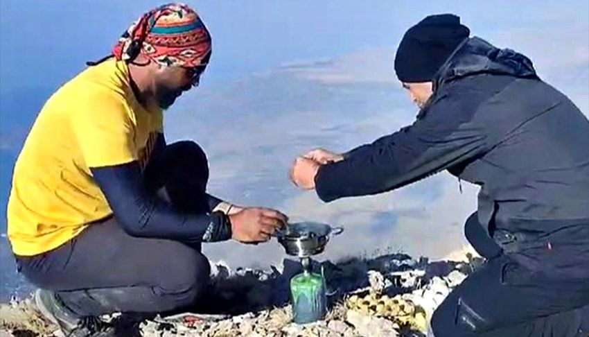 Dağın zirvesinde kavurmalı yumurta pişirdiler