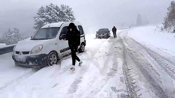 kar  yağışı yolda bıraktı (1)