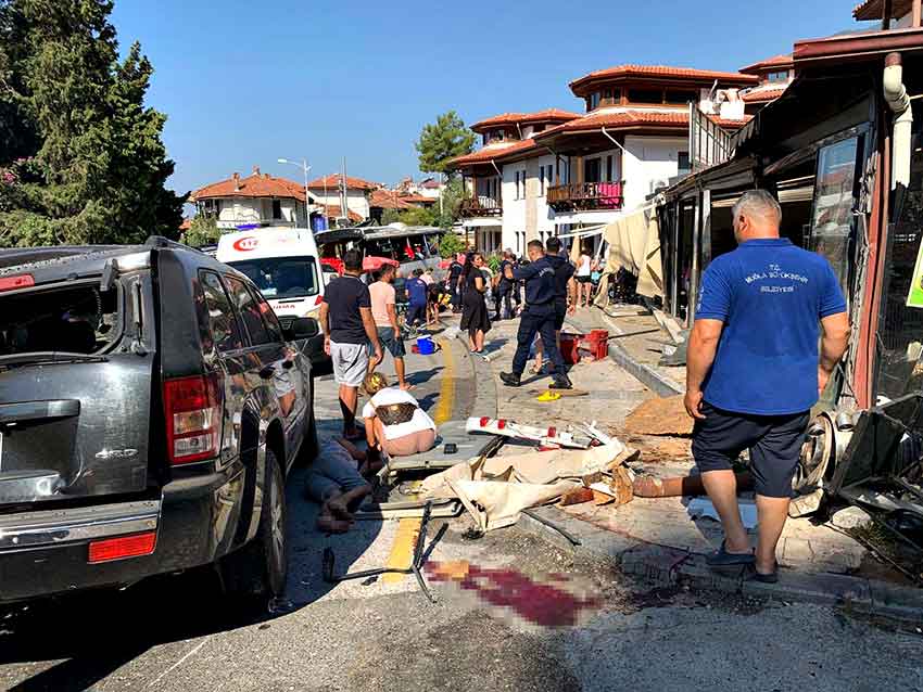 Tur Otobüsü Kaza Yaptı (1)