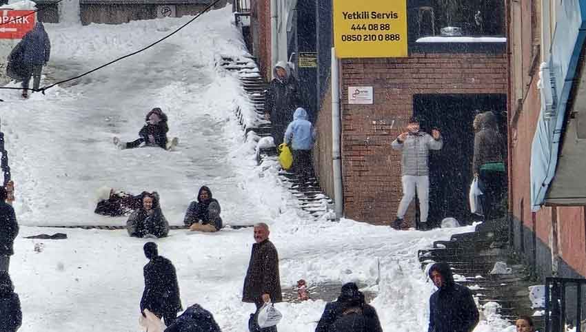 Gazi Okulu Buz Pistine Döndü 4
