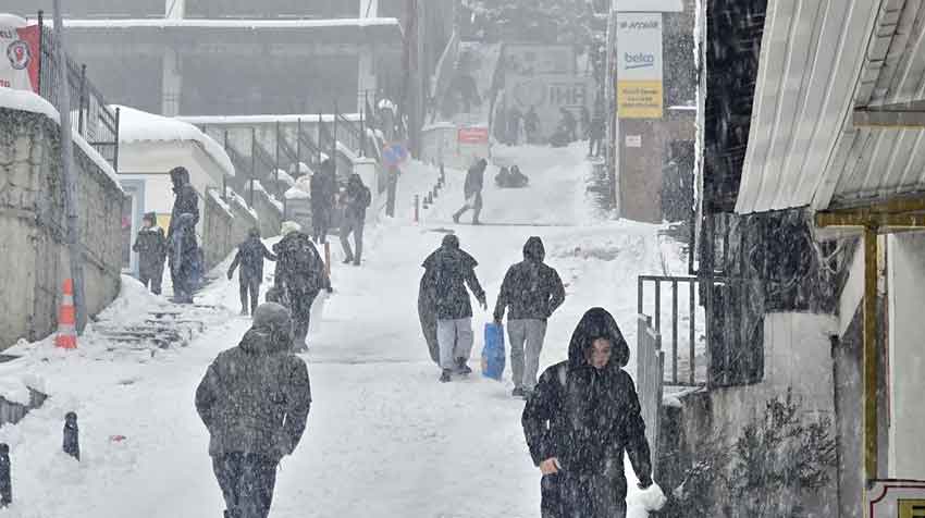 Gazi Okulu Buz Pistine Döndü