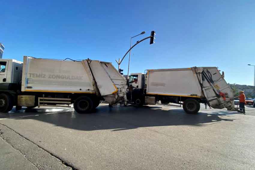 Çöp Kamyonu Trafiği Kitledi 3