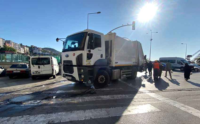 Çöp Kamyonu Trafiği Kitledi
