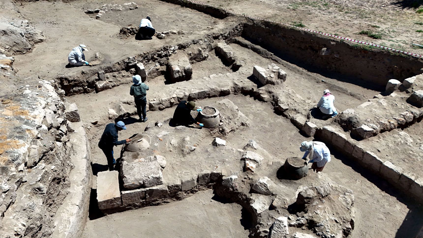 Ahlat Selçuklu Kalesi'nde Başlatılan Kazılar Tarihe Işık Tutacak (2)