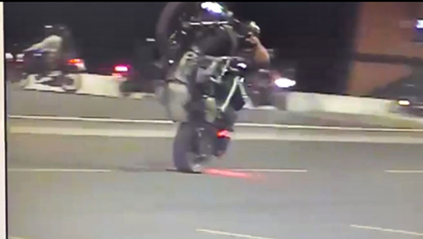 Akrobasi Hareketleri Yapan Motosikletliler Sivil Trafik Ekiplerine Takıldı (1)