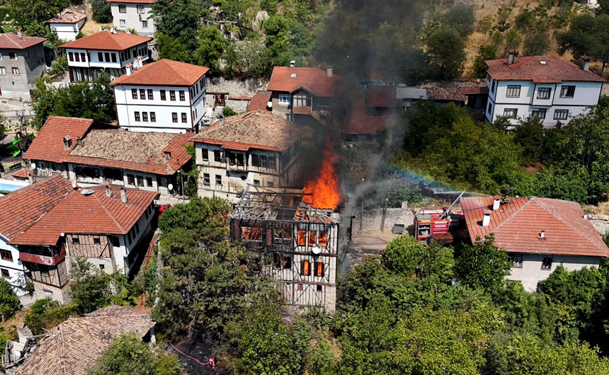 Alevlerin Sardığı 150 Yıllık Tarihi Konak Dronla Görüntülendi (1)