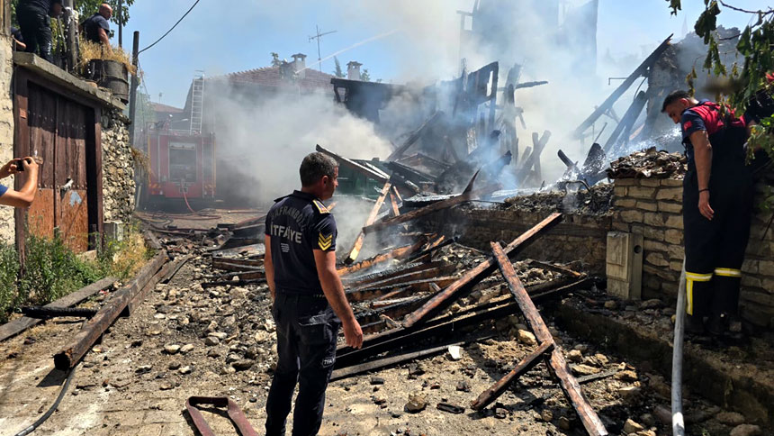 Alevlerin Sardığı 150 Yıllık Tarihi Konak Dronla Görüntülendi (3)