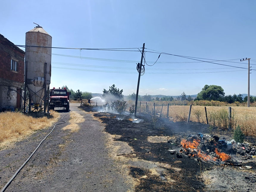 Anız Yangını Çiftliğe Sıçramadan Söndürüldü (1)