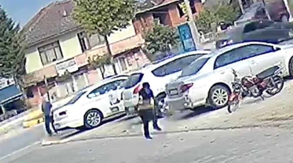 Düzce’de Sağlik Merkezi̇ Önünde Si̇lahli Saldiri Sonrasinda Bi̇r Ki̇şi̇yi̇ Öldürüp Kaçak Ci̇nayet Zanlisi Yol Üzeri̇nde Ki̇ Tesi̇ste Saklandiği Tuvalette Yakalandi. Olay Aninin Güvenli̇k Kamera Görüntüleri̇ İse Ortaya Çikti.