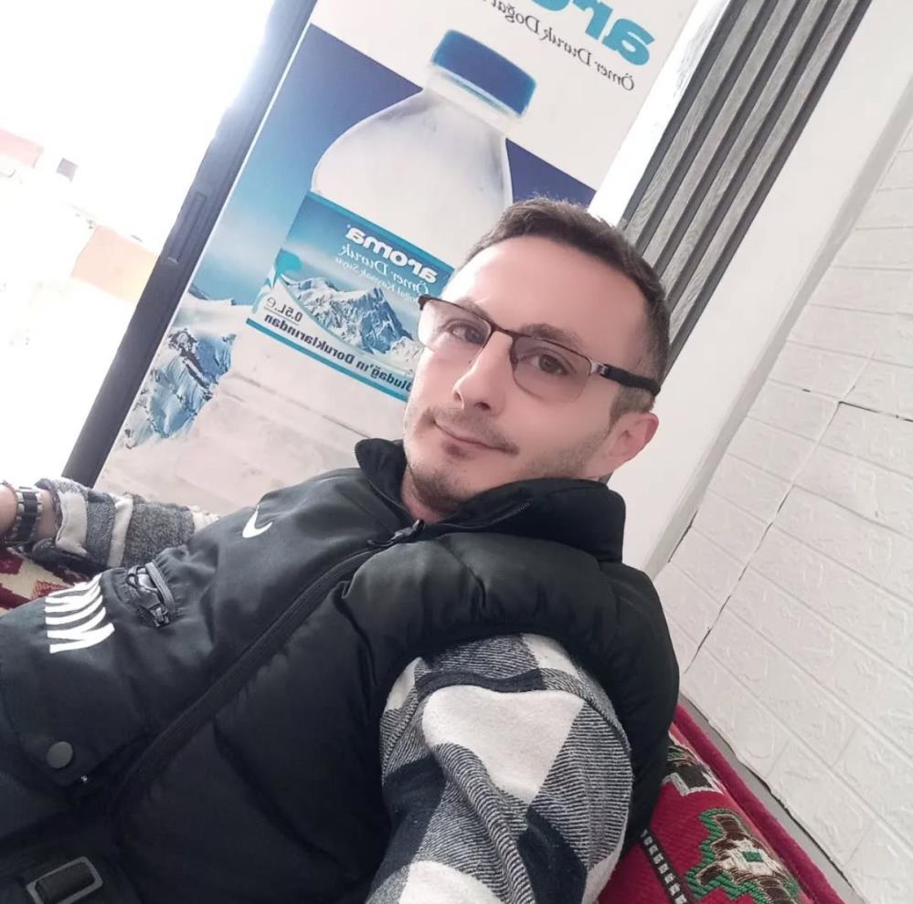 Düzce’de Sağlikli Hayat Merkezi̇ni̇n Önünde Si̇lahli Saldiriya Uğrayan Adnan Karabulut, Hastanede Yapilan Müdahalelere Rağmen Hayatini Kaybetti̇.