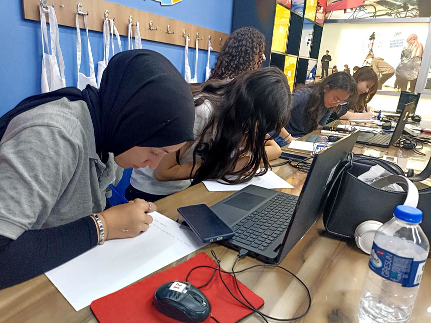 Genç Yüreklerden Alevlerle Savaşanlara Vefa Örneği (2)