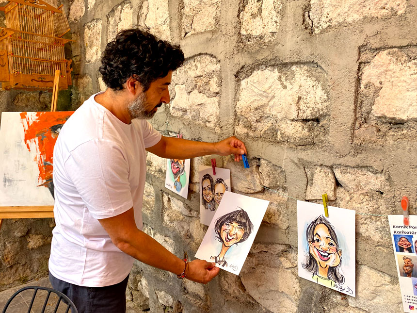 İşitme Engelli Sanatçı Duygularını Resimlerle Ifade Ediyor (1)