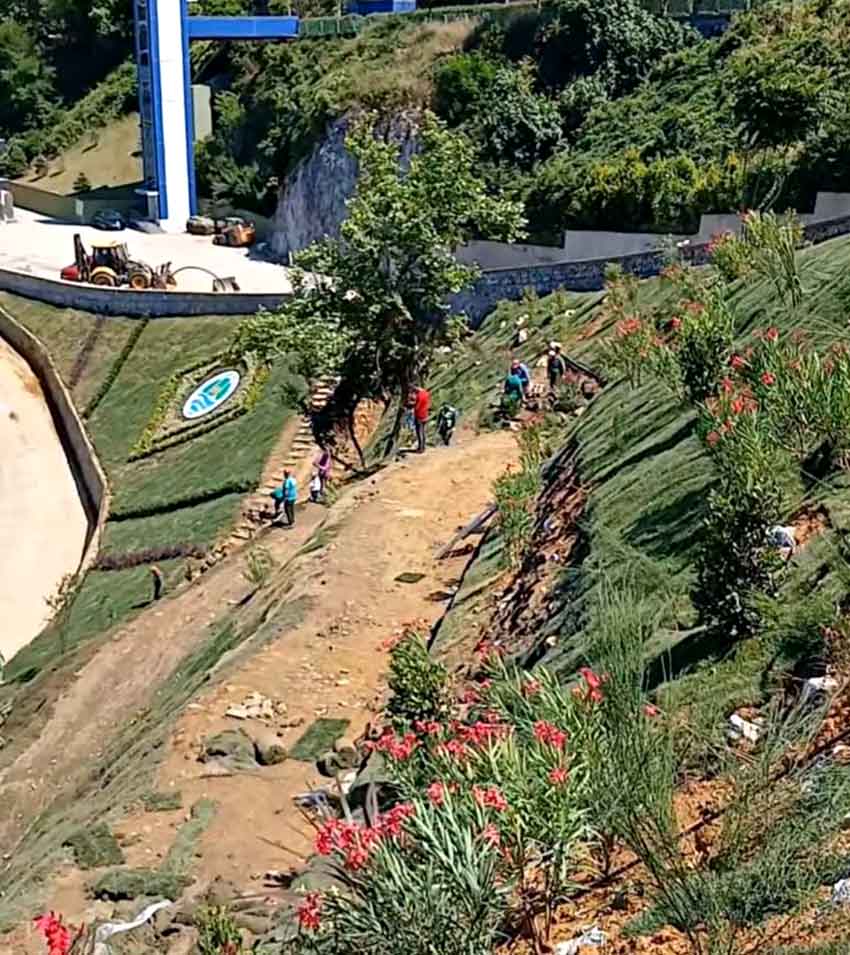 K I Z L A R P L A J I N D A A Ç I L I Ş 1