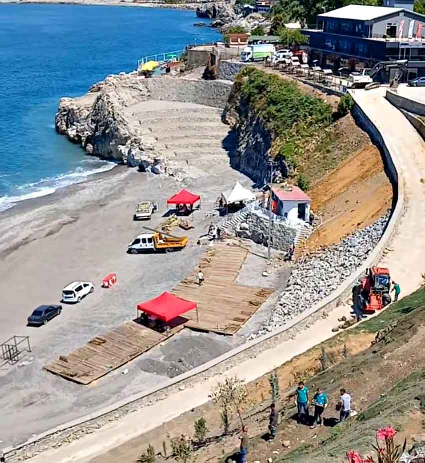 K I Z L A R P L A J I N D A A Ç I L I Ş 2