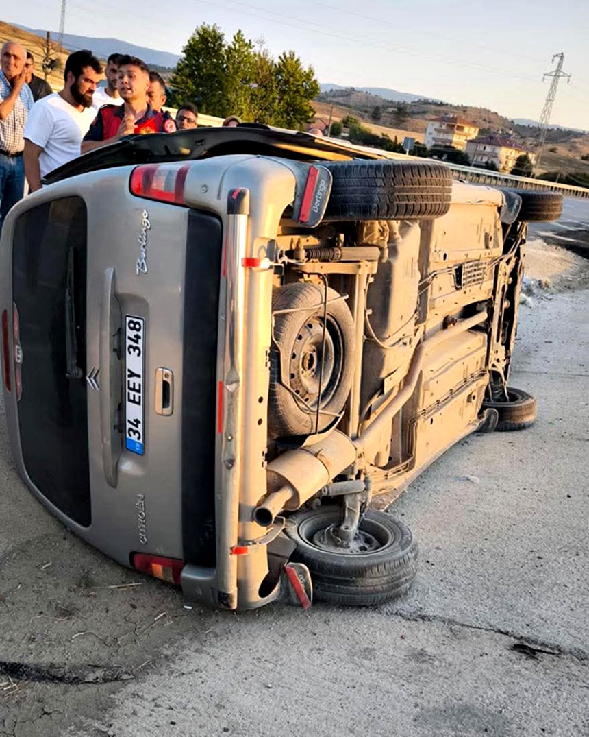 Kastamonu’da Hafif Ticari Araç Devrildi 3 Yaralı (2)