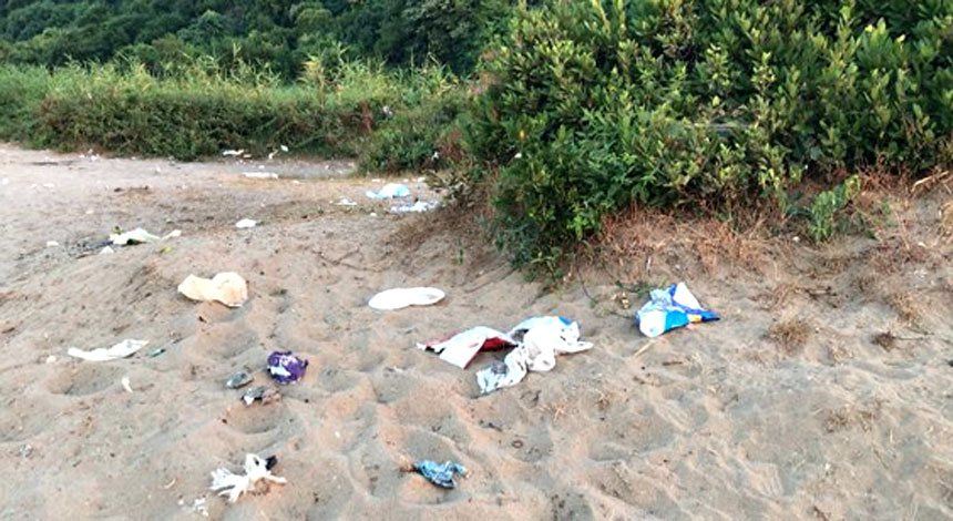 Mugada Sahili Çöplüğe Döndü (2)