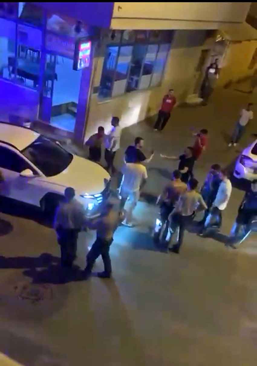Poli̇sleri̇ Ezi̇p Geçti̇ 1 (1)