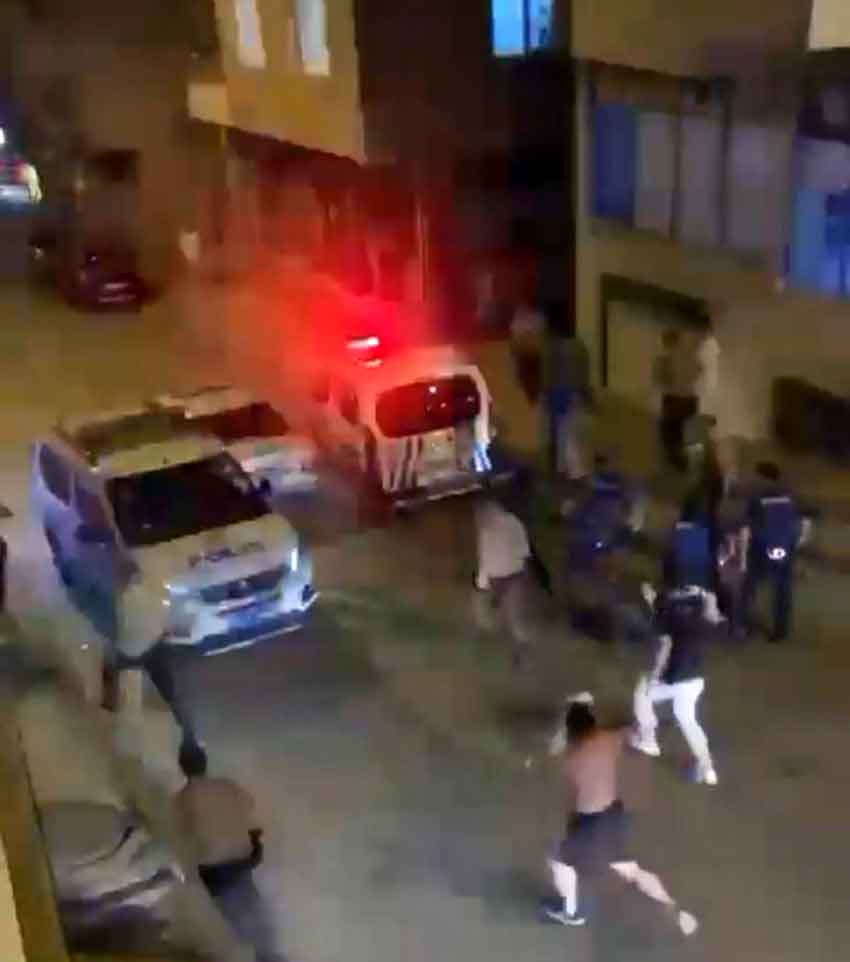 Poli̇sleri̇ Ezi̇p Geçti̇ 1 (3)