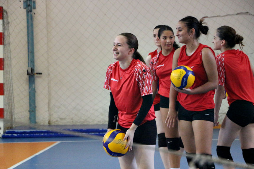 Rize'nin Yıldız Kızları Yarı Finale Hazırlanıyor (1)